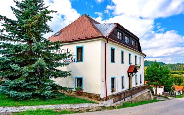 Lipno: Hotel Stará Škola na Šumave ze śniadaniem, prywatnym wellness, wypożyczalnią rowerów + wino a muzeum