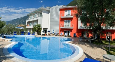 Letnie wakacje nad jeziorem Garda: Malcesine w Hotelu Campagnola *** z basenem, śniadaniem i wycieczką łodzią 