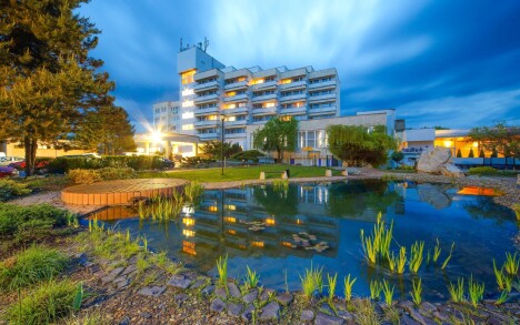 Hotel Hviezda *** położony jest w miejscowości uzdrowiskowej Dudince