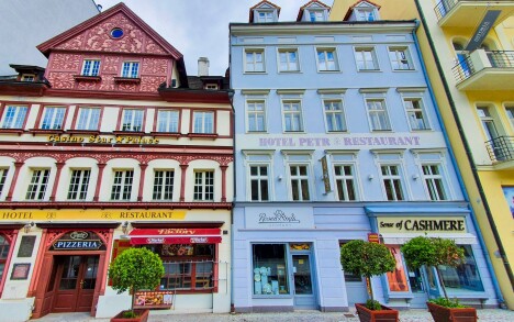 Hotel Petr *** znajduje się w centrum Karlowych Warów, przy kolumnadzie