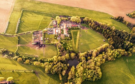 Widok pensjonatu Dvorec Farm z góry