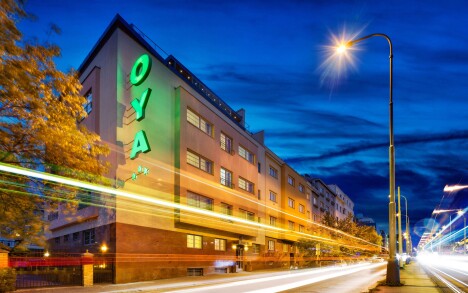 Hotel Oya*** położony jest w pobliżu metra i przystanków autobusowych