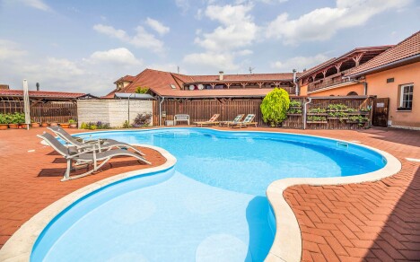 Latem można odświeżyć się przy basenie, Hotel Aldo ***