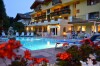 Basen o zmierzchu, Alle Dolomiti Boutique Lake Hotel ****, Molveno