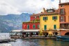 Kolorowe domy nad jeziorem, Campagnola, Malcesine (VR), Włochy