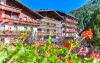 Budynek hotelowy z kwiatami, Ferienhotel Alber ***, Mallnitz, Alpy, Austria