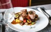 Wystawny posiłek w hotelowej restauracji