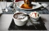 Wystawny posiłek w hotelowej restauracji