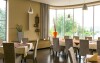 Hotelowa restauracja zaprasza do siedzenia z widokiem