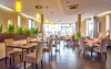 Hotelowa restauracja zaprasza do siedzenia z widokiem