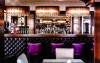 Hotelowa restauracja po zmroku zamienia się w elegancki bar