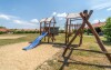 Na zewnątrz, Karmon Park, Velký Meder