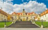 Zamek Valtice znajduje się zaledwie 400 metrów od obiektu