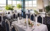Można miło spędzić czas w hotelowej restauracji z romantycznym kominkiem