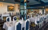 Można miło spędzić czas w hotelowej restauracji z romantycznym kominkiem
