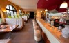 Goście mogą delektować się obiadokolacją w restauracji Hotel