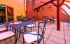 Latem przydają się miejsca do siedzenia na zewnątrz, Hotel N, Znojmo
