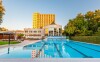 W hotelu dostępnych jest także kilka basenów