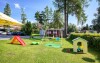 Dzieci bawią się na placu zabaw, Pensjonat Encián