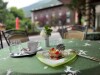 W restauracji serwowane są dania kuchni karynckiej