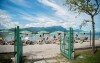 Plaża z leżakami, Camping Baia Verde, Manerba del Garda (BS), Włochy