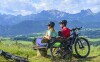 Rowerzyści na ławce, Mariandl im Oberwirt, Eggenfelden, Niemcy