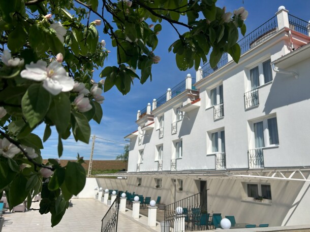 Kwitnący ogród i budynek, Danelis Hotel ****, Edelény
