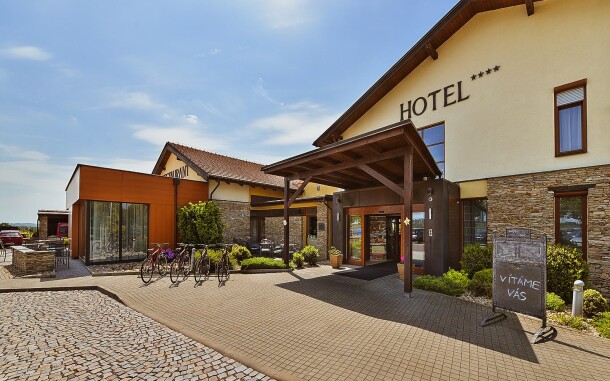 Z zewnątrz, Hotel Happy Star **** w Hnanicach koło Znojma