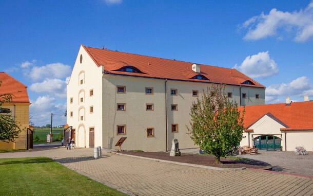 Pierwotny spichlerz, dziś Pytloun Zámecký Hotel Ctěnice ****