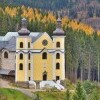 Kościół ze szklanym dachem w Neratovie