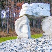 Słoneczne wzgórze z posągami