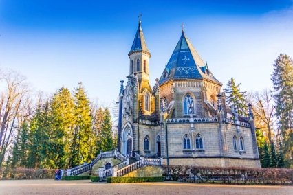 NAJ z Czech: 10 NAJ przyciągających wzrok kostnic i grobowców
