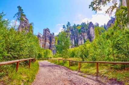 NAJ w Czechach: 10 NAJPIĘKNIEJSZYCH miast skalnych